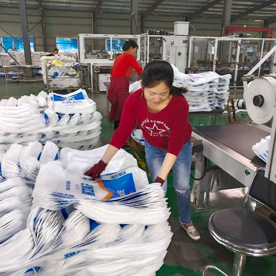 Il blocco pp inferiori cementa i sacchi